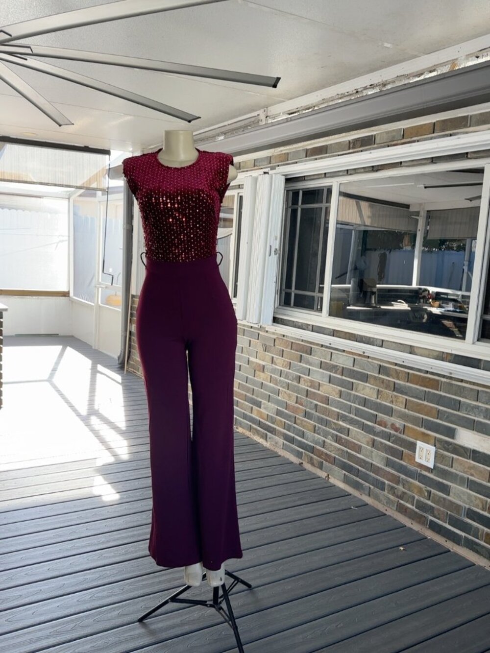 pantalón palazzo color vino/borgoña con top de lentejuelas a juego .